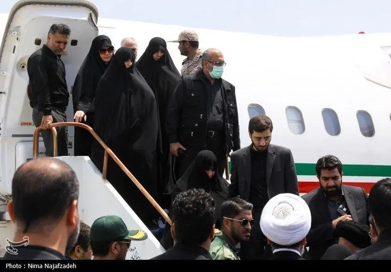خانواده رئیس جمهور فقید در فرودگاه مشهد