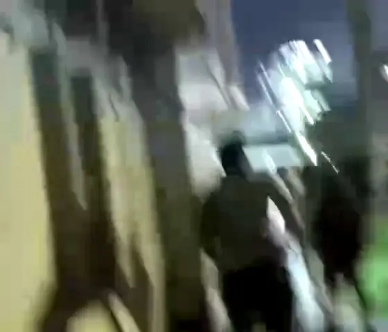 تصویری از فرار شهرک‌نشینان صهیونیست به پناهگاه در تل آویو پس از حمله موشکی ایران