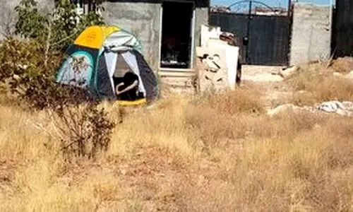 صحنه ناراحت کننده چادر نشینی بازیگر معروف با دو فرزندش | حکم تخلیه صاحبخانه برای بازیگر دهه ۶۰ +عکس
