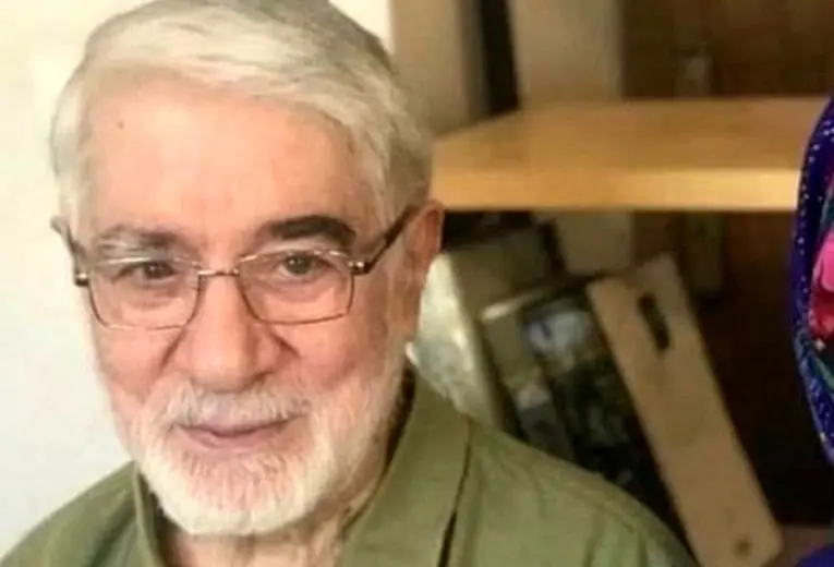 سواری ضد انقلاب  بر روی کول میرحسین موسوی