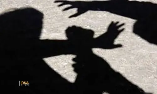 ضرب و شتم هولناک مدیر مدرسه به دست دانش آموز !