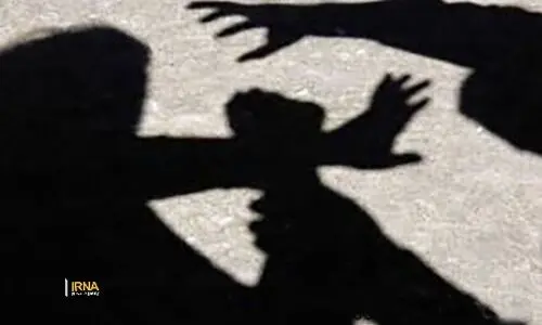 ضرب و شتم هولناک مدیر مدرسه به دست دانش آموز !