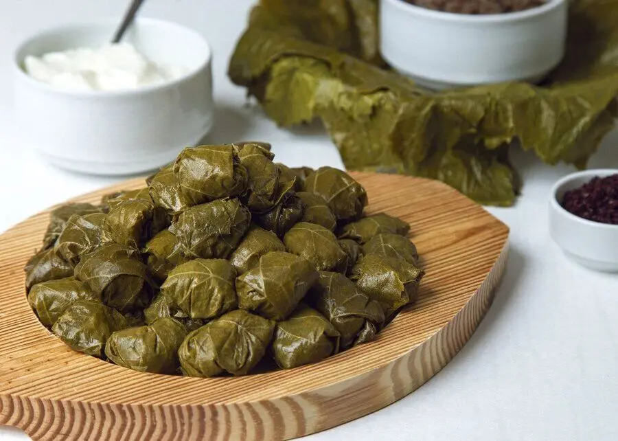 طرز تهیه دلمه برگ مو مجلسی با رب انار | برای نرم شدن برگ موها چه کنیم؟