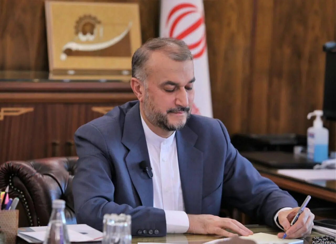 عکسی دیده نشده از همسر و دختر امیر عبداللهیان | پوشش متفاوت دختر امیر عبداللهیان در مراسم تشییع پدرش