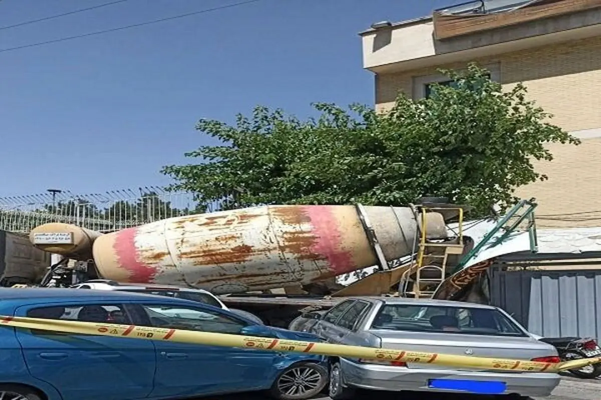 حرکت ناگهانی میکسر بتن در سعادتآباد فاجعه آفرید | آسیب 3 خودرو پارک شده در خیابان + عکس