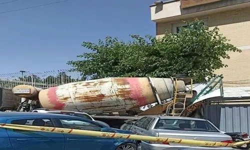  حرکت ناگهانی میکسر بتن در سعادت‌آباد فاجعه آفرید | آسیب 3 خودرو پارک شده در خیابان + عکس