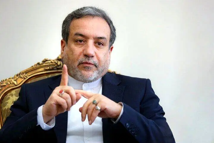 اقدام متفاوت عراقچی در مراسم تشییع شهدا + عکس