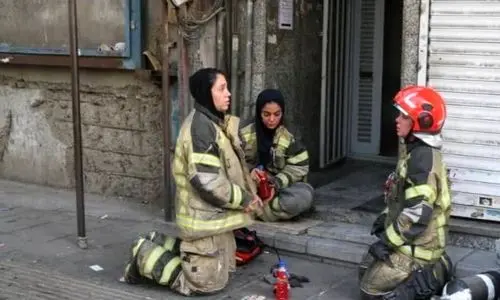 بامداد امروز، حضور زنان آتش نشان در عملیات اطفای حریق در ستارخان +عکس