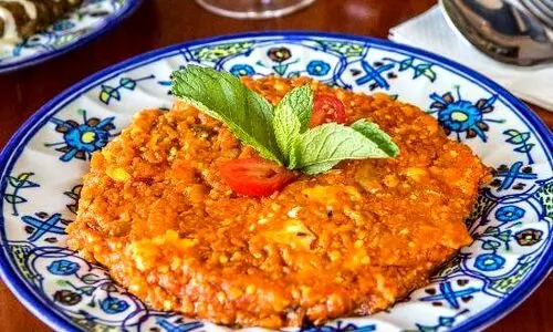 طرز تهیه میرزا قاسمی مخصوص به سبک رستوران های گیلان | این آقای خوش سلیقه مخترع میرزا قاسمی است ! + عکس