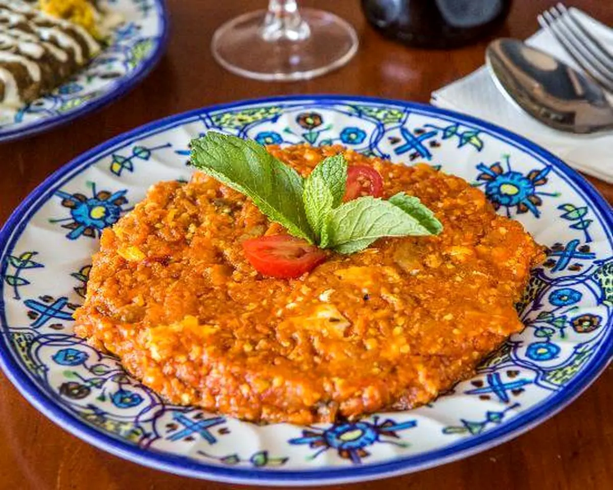 طرز تهیه میرزا قاسمی مخصوص به سبک رستوران های گیلان | این آقای خوش سلیقه مخترع میرزا قاسمی است ! + عکس
