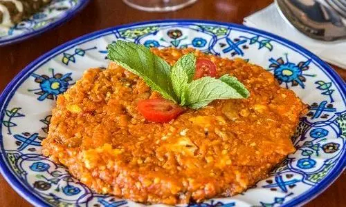 طرز تهیه میرزا قاسمی مخصوص به سبک رستوران های گیلان | این آقای خوش سلیقه مخترع میرزا قاسمی است ! + عکس
