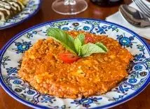 طرز تهیه میرزا قاسمی مخصوص به سبک رستوران های گیلان | این آقای خوش سلیقه مخترع میرزا قاسمی است ! + عکس