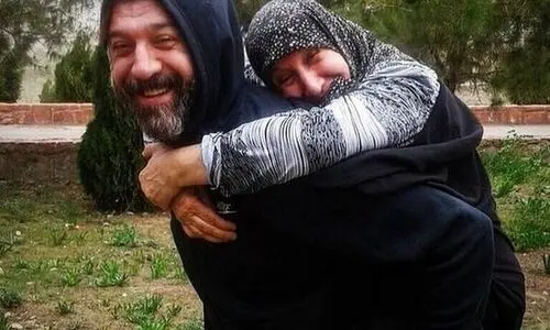 ماجرای تلخ بدهی چهارمیلیاردی مادر علی انصاریان | مادر علی انصاریان در آستانه زندانی شدن + فیلم
