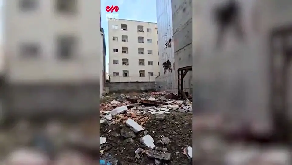 تصاویر هولناک محل انفجار گاز خانگی در بابلسر | مرد ۴۰ ساله از ساختمان به بیرون پرتاب شد +عکس