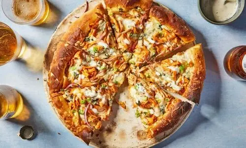طرز تهیه پیتزا چیکن آلفردو | یکی از خوشمزه ترین پیتزاها +ویدئو