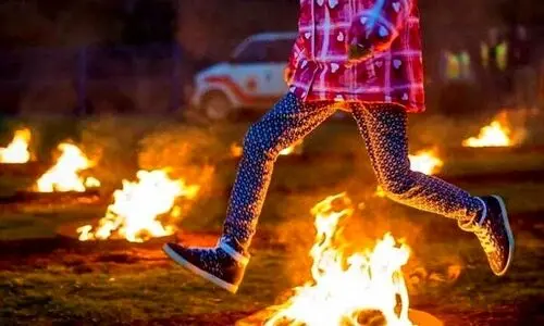 انفجار ترقه‌های چهارشنبه‌سوری از فراز برج میلاد