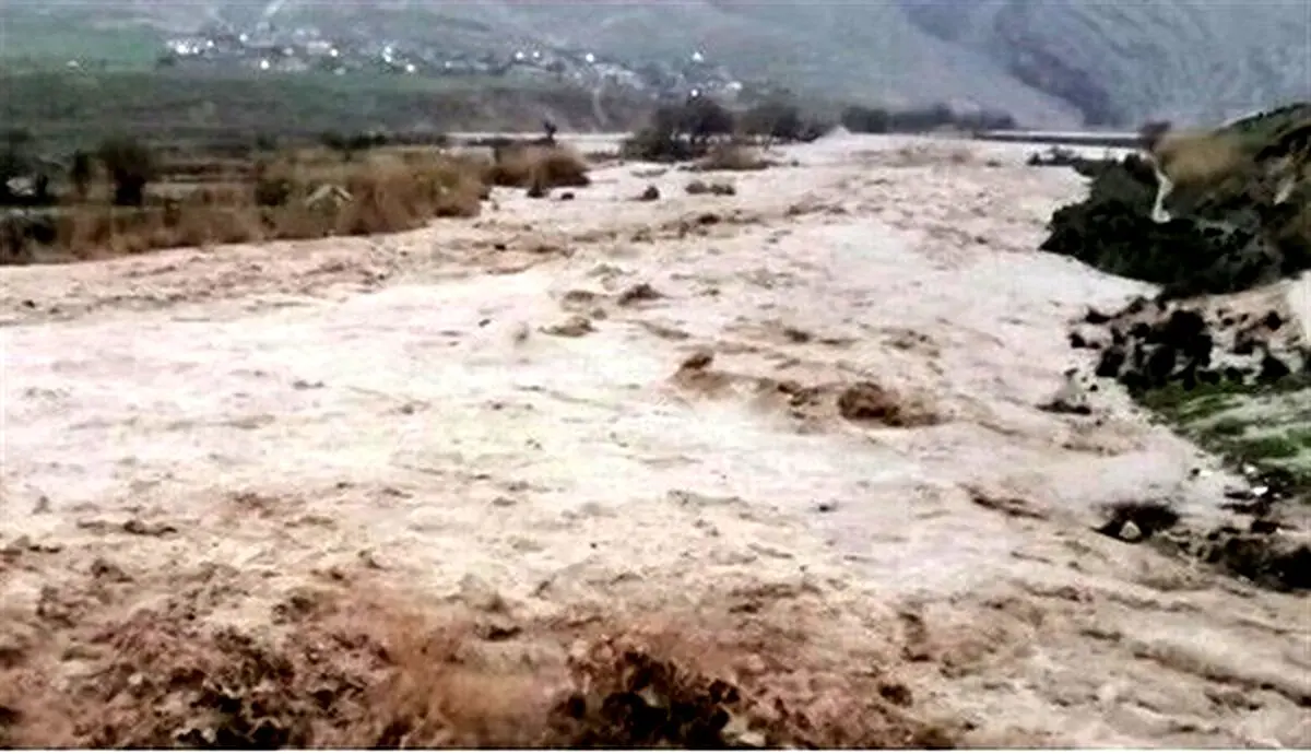 ویدئو +18 از فوت ناگهانی خبرنگار پاکستانی هنگام گزارش سیل + فیلم
