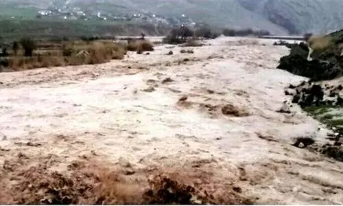 ویدئو +18 از فوت ناگهانی خبرنگار پاکستانی هنگام گزارش سیل + فیلم