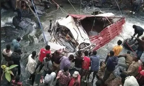 فوت ۷۱ نفر در حادثه سقوط کامیون | مسافران از مراسم عروسی برمی گشتند !