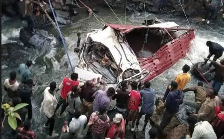 فوت ۷۱ نفر در حادثه سقوط کامیون | مسافران از مراسم عروسی برمی گشتند !