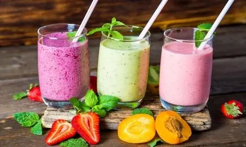 طرز تهیه ۲ مدل نوشیدنی میوه‌ای خنک برای روز‌های گرم!