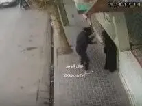 سرقت گوشی از یک خانم جوان با تهدید قمه در مشهد + فیلم