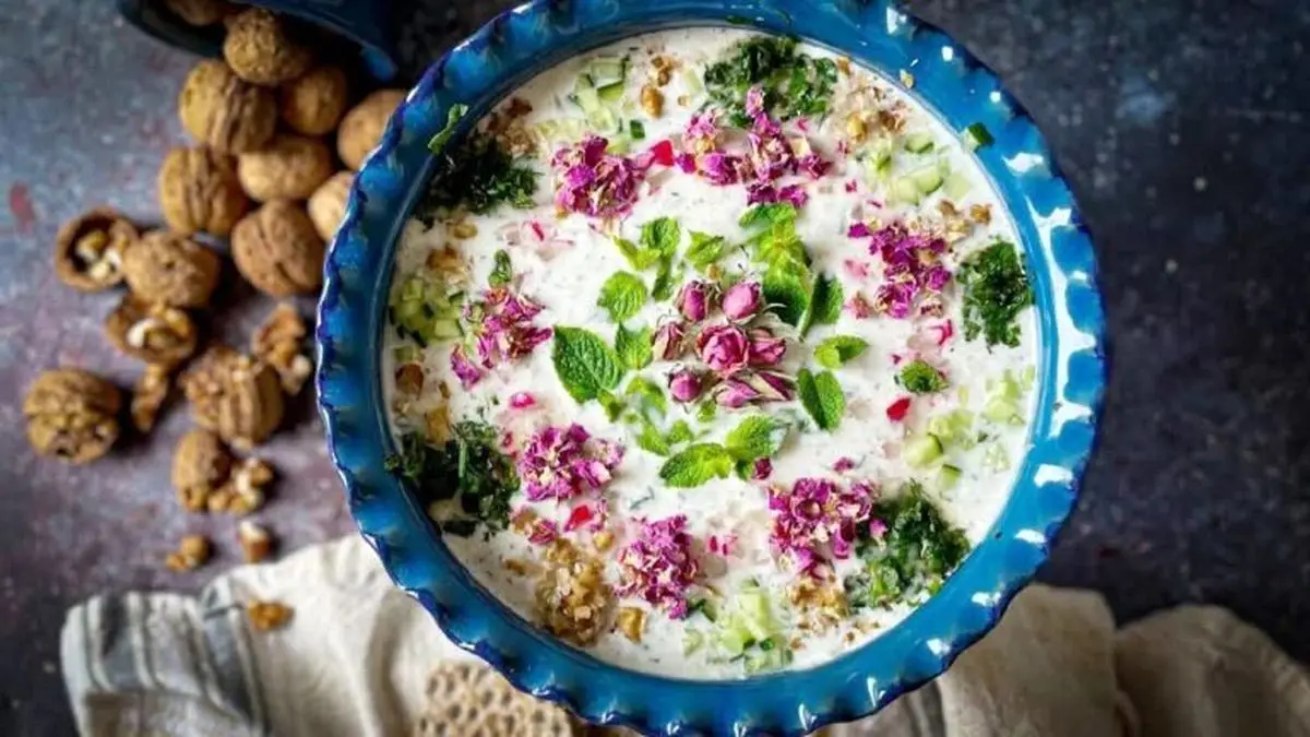 قیمت یک پرس آبدوغ خیار از چلو کباب هم بیشتر شد | درآمد میلیونی کافه های ادایی از آبدوغ خیار