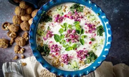 قیمت یک پرس آب‌دوغ خیار از چلو کباب هم بیشتر شد | درآمد میلیونی کافه های ادایی از آب‌دوغ خیار