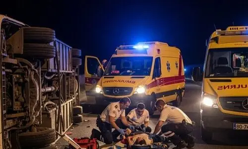 تصادف وحشتناک اتوبوس در جاده اراک | ۱۹ نفر مصدوم شدند 