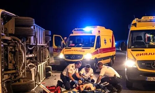 تصادف وحشتناک اتوبوس در جاده اراک | ۱۹ نفر مصدوم شدند 
