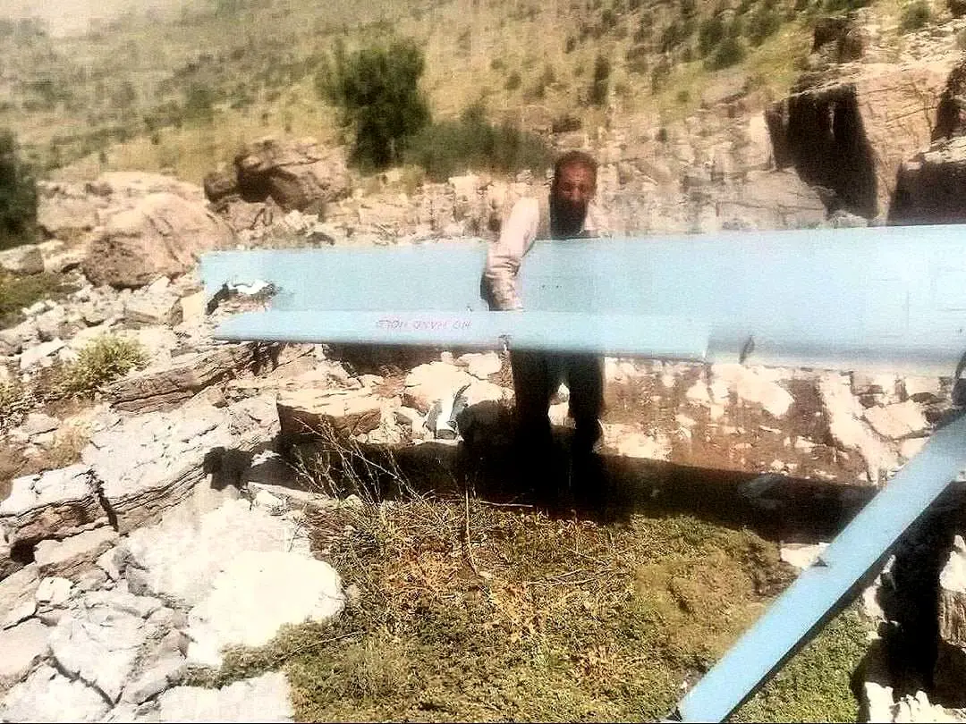 مردِ روستاییِ لُر این بار با شکار هرمس از کوه برگشت | تصاویری از لاشهٔ پهپاد هرمسِ 