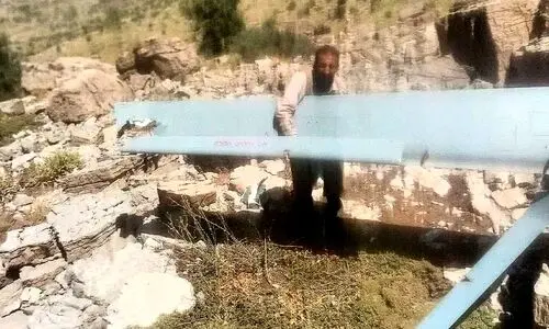 مردِ روستاییِ لُر این بار با شکار هرمس از کوه برگشت | تصاویری از لاشهٔ پهپاد هرمسِ 