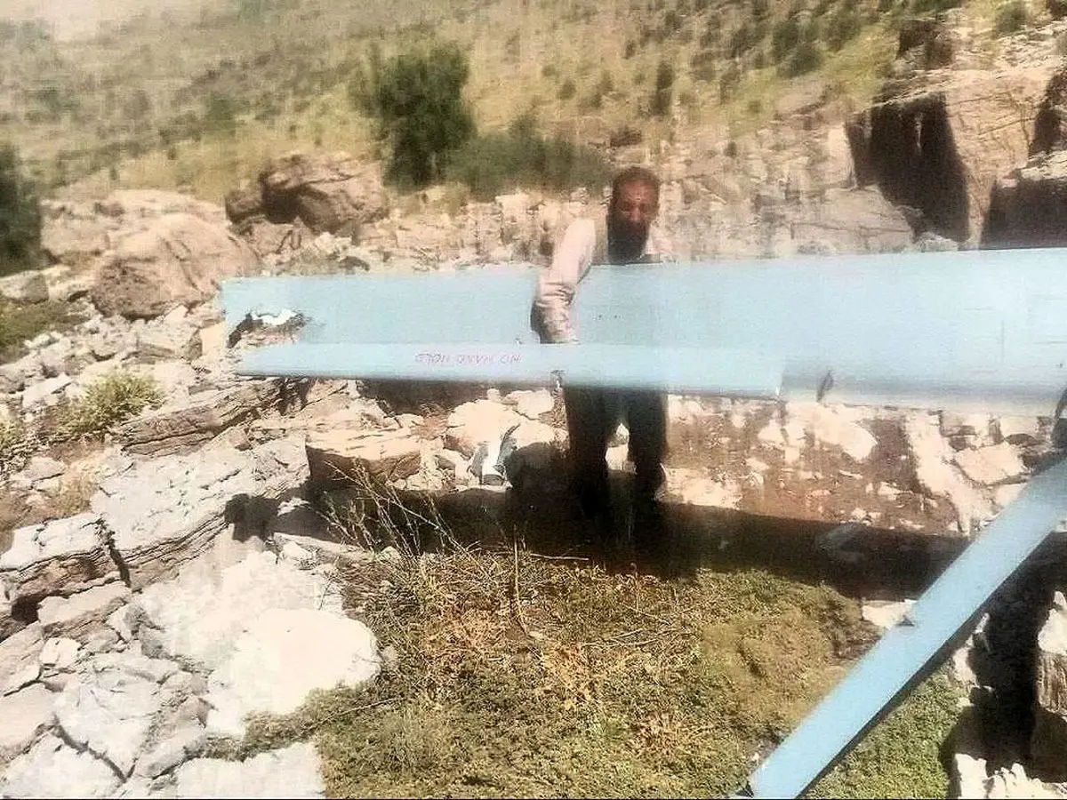 مردِ روستاییِ لُر این بار با شکار هرمس از کوه برگشت | تصاویری از لاشهٔ پهپاد هرمسِ