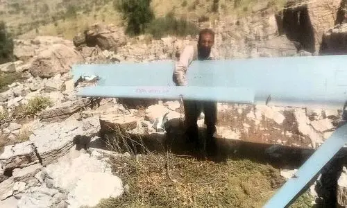 مردِ روستاییِ لُر این بار با شکار هرمس از کوه برگشت | تصاویری از لاشهٔ پهپاد هرمسِ 