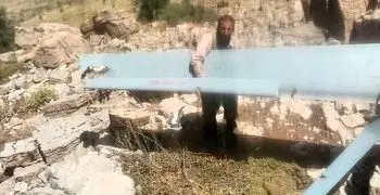 مردِ روستاییِ لُر این بار با شکار هرمس از کوه برگشت | تصاویری از لاشهٔ پهپاد هرمسِ 