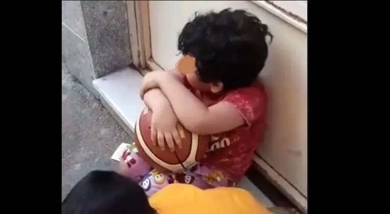 فیلم کودک ۶ ساله درحال شرب‌خمر همه را شوکه کرد | بازداشت پدر سوءاستفاده گر و بی صفت + عکس