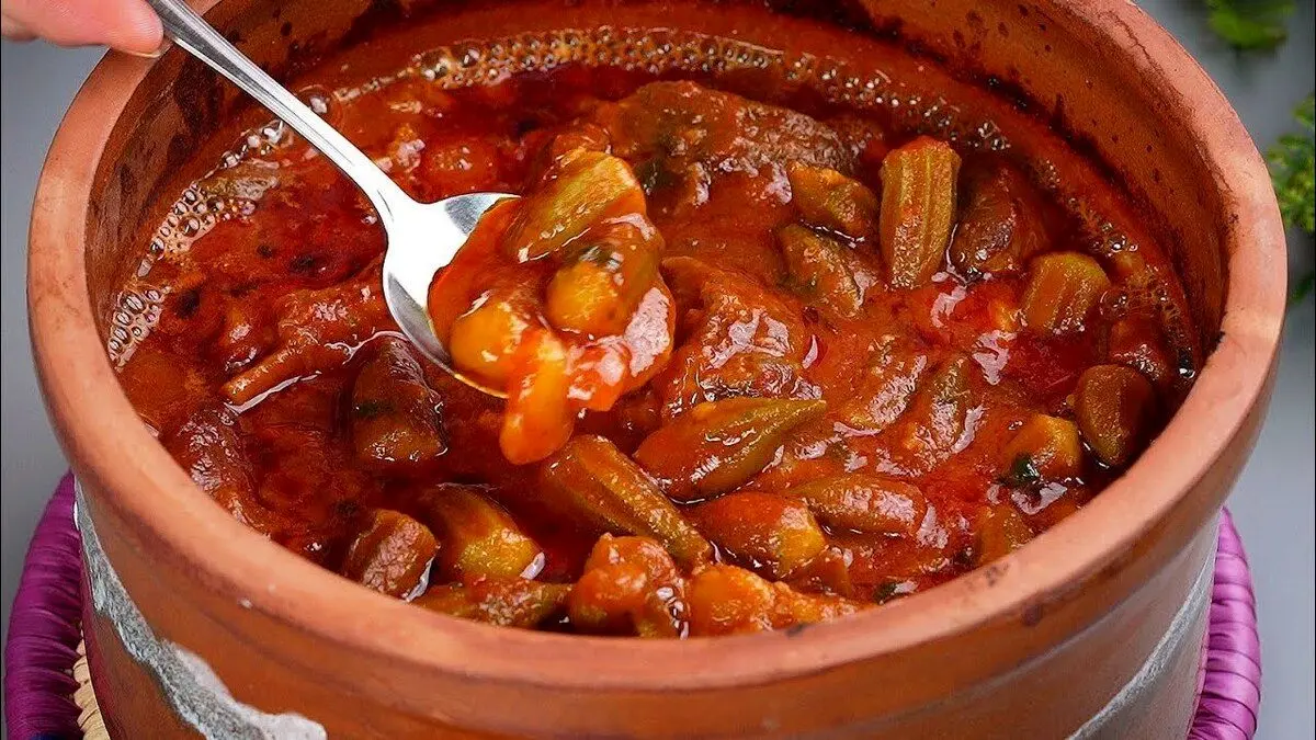 طرز تهیه خورش بامیه ترکیه‌ای | گیاه‌خواران این غذای بدون گوشت و لذیذ را از دست ندهید