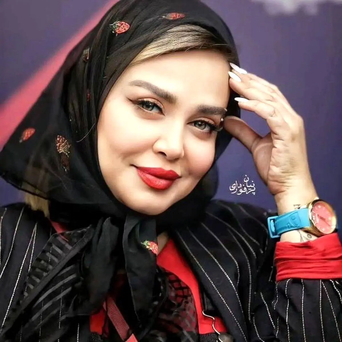 عکس بهاره رهنما با دامن گل گلی و خزش تو خیابون / روسری مینی بامزه بهاره رهنما سوژه شد