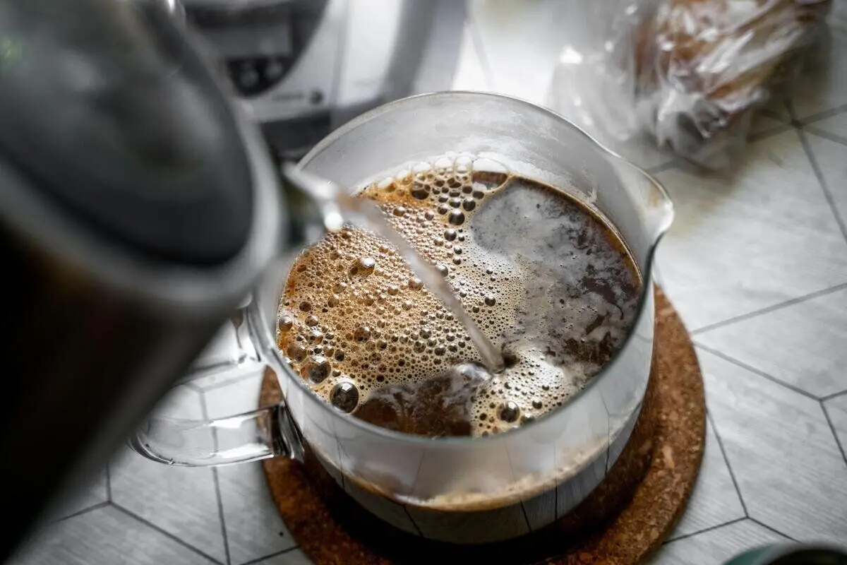 معجزه آب قهوه برای تحریک رشد مو + روش صحیح استفاده