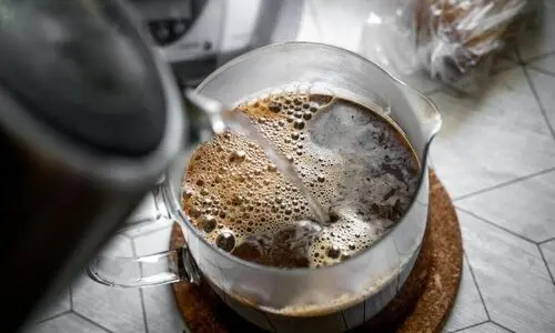 معجزه آب قهوه برای تحریک رشد مو + روش صحیح استفاده