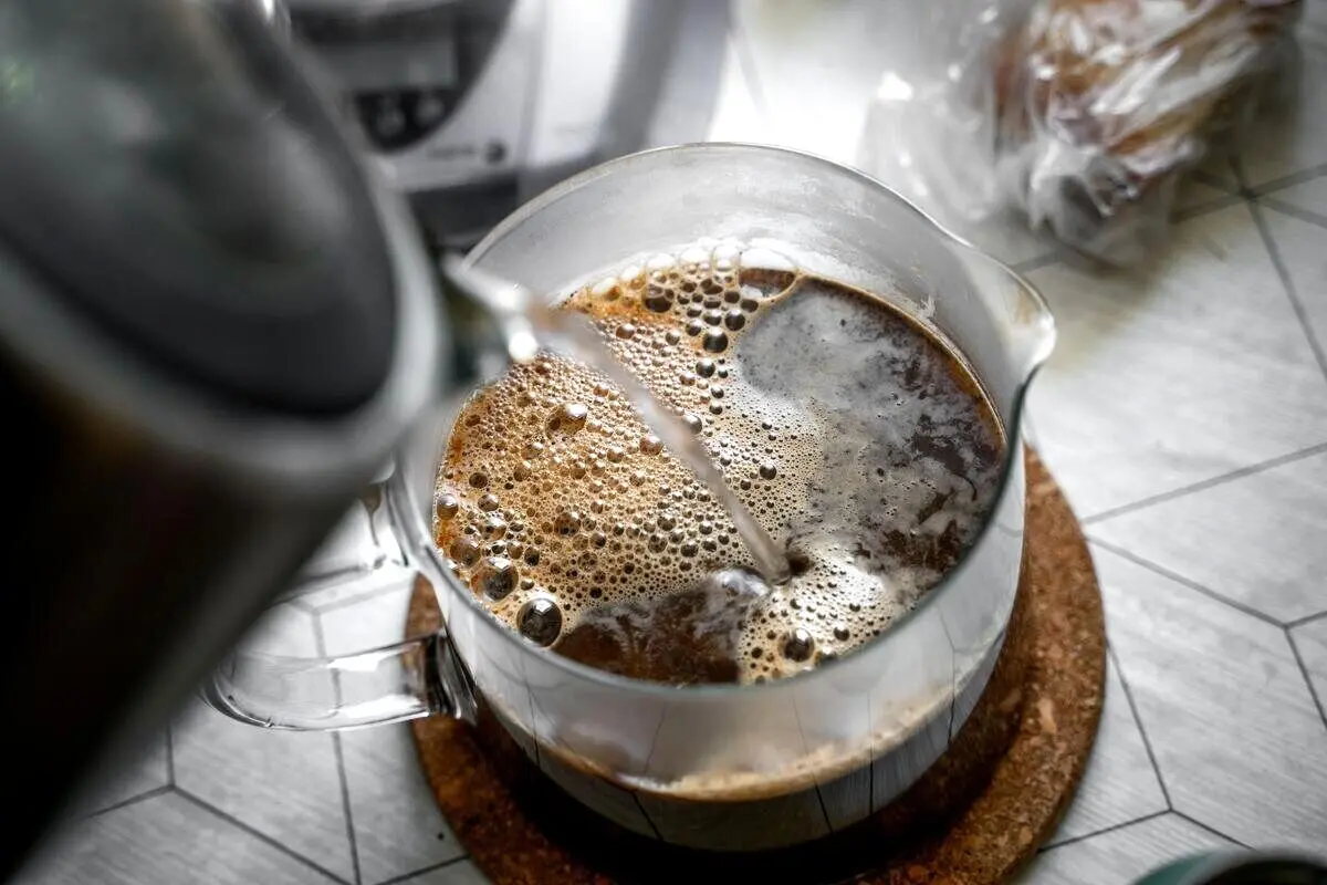 معجزه آب قهوه برای تحریک رشد مو + روش صحیح استفاده