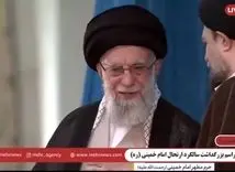 عکسی از گفتگوی رهبر انقلاب با سیدحسن خمینی پیش از سخنرانی