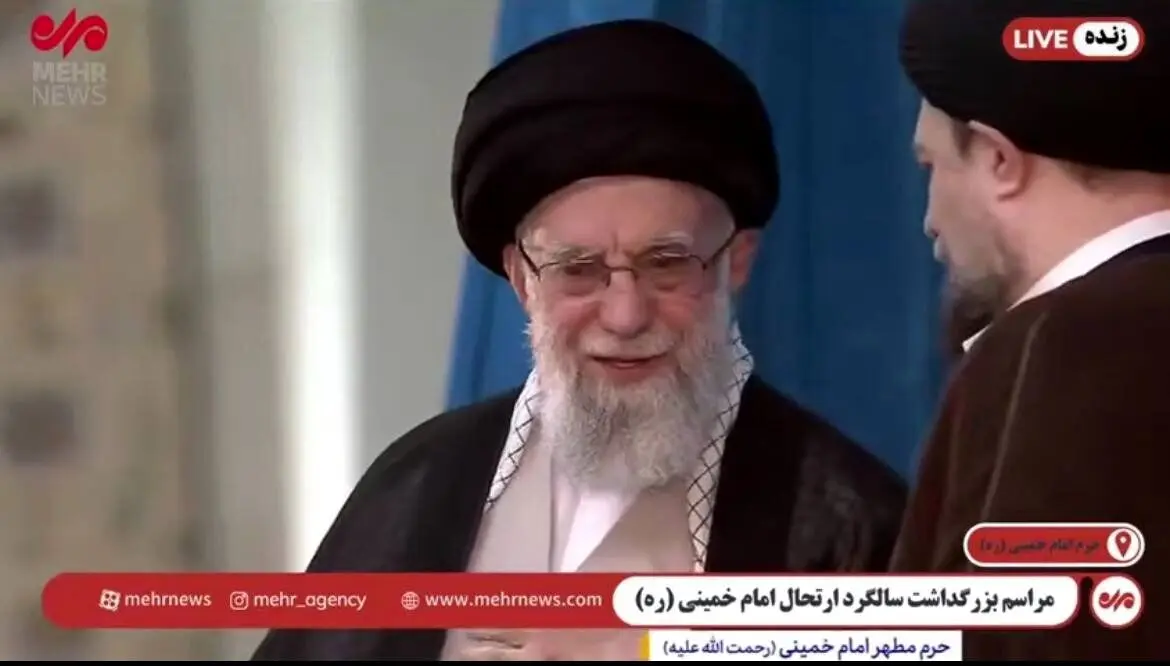 عکسی از گفتگوی رهبر انقلاب با سیدحسن خمینی پیش از سخنرانی