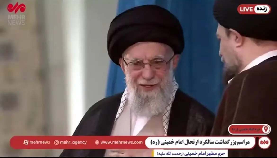 عکسی از گفتگوی رهبر انقلاب با سیدحسن خمینی پیش از سخنرانی