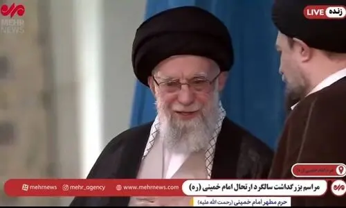 عکسی از گفتگوی رهبر انقلاب با سیدحسن خمینی پیش از سخنرانی