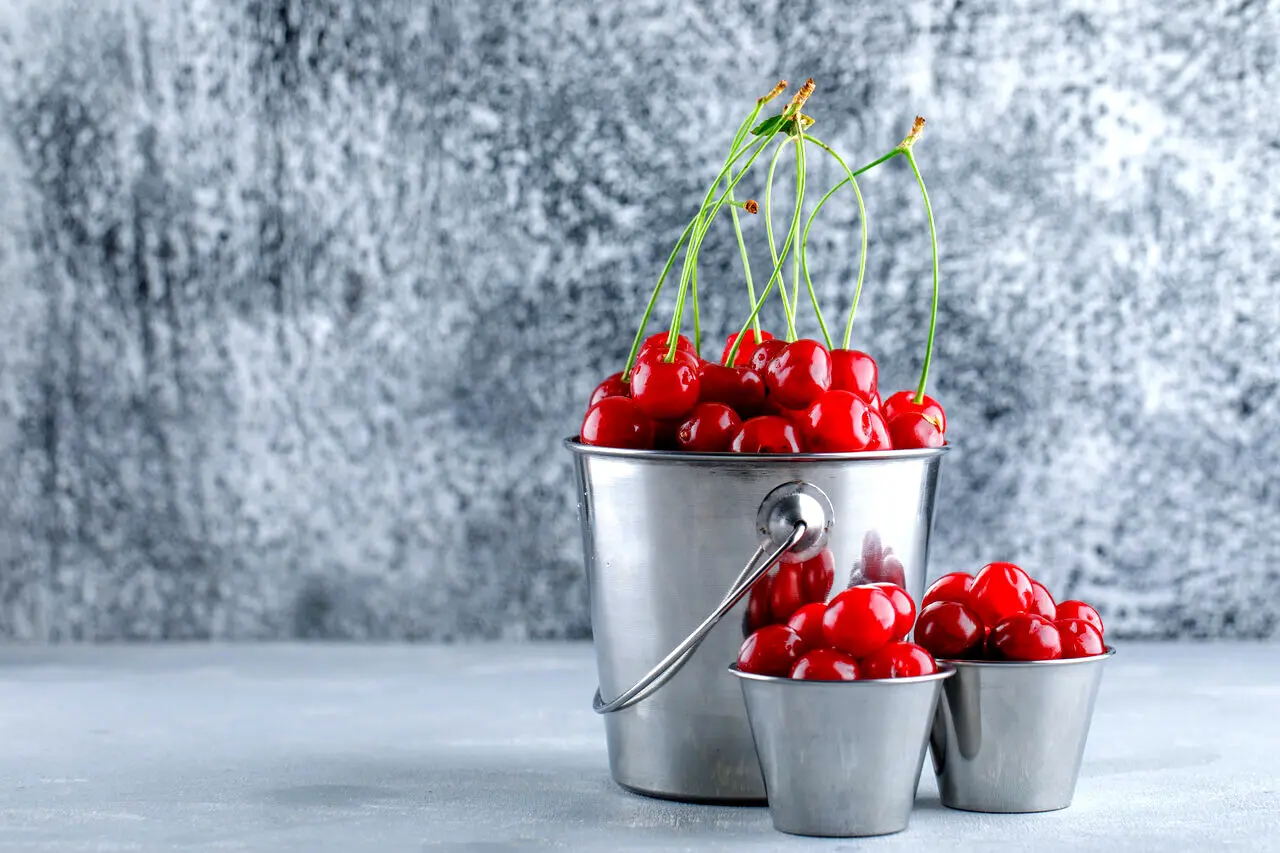 عوارض خطرناک مصرف آلبالو برای این افراد ! | آشنایی با مضرات مصرف آلبالو