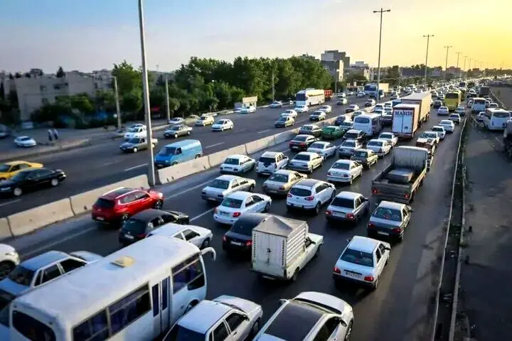 گرفتار شدن مسافران شمال در ترافیک شدید | ترافیک شدید و بارش باران در این جاده ها