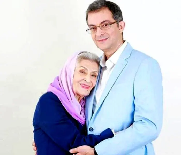 تصویر غم انگیز از پسر ژاله علو در مراسم تشییع مادرش + عکس