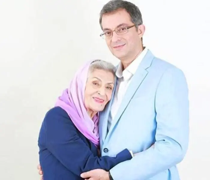 تصویر غم انگیز از پسر ژاله علو در مراسم تشییع مادرش + عکس