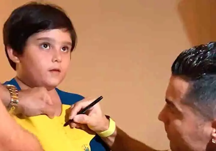 فیلم احساسی از دیدار آدرین کوچولو با رونالدو در اتاق هتل | پسر کوچولو از محبت های رونالدو شوک شده عجیب !! + عکس